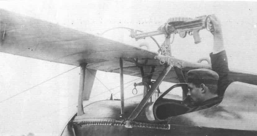 Французский истребитель надкрыльевым пулеметом в установке «Фостер» и механическим прицелом из двух колец – первое укреплено на раме №1 фюзеляжа, а втрое – на кронштейне под крылом